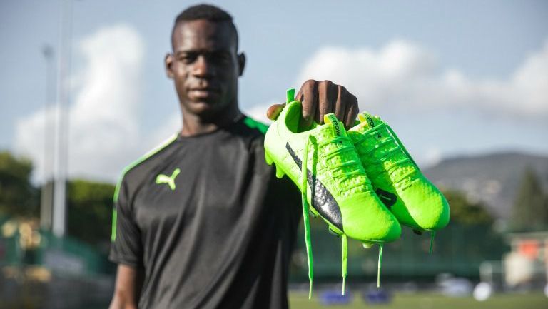 Balotelli posa con los nuevos evoPower Vigor 1