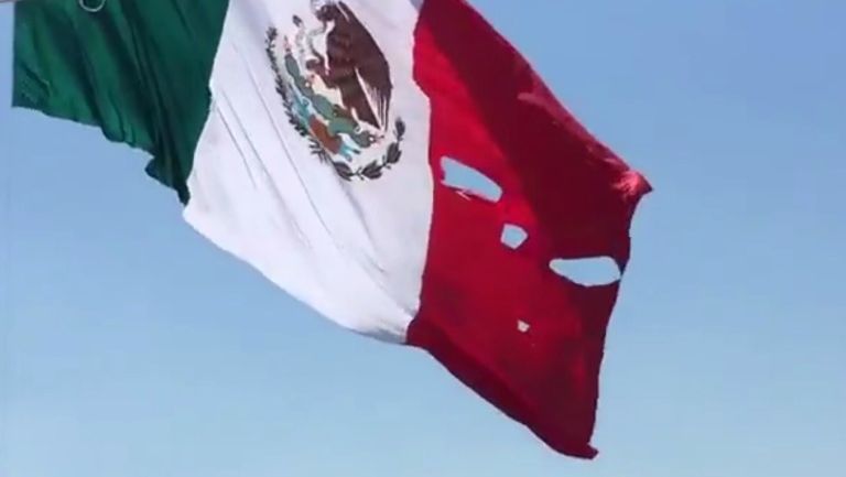 La bandera de México quedó rasgada en la ceremonia del 24 de febrero