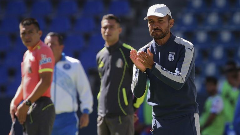 Gerardo Galindo aplaude el desempeño de su equipo en un partido