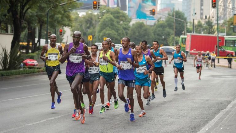 Runners, durante una carrera en las principales avenidas de la CDMX