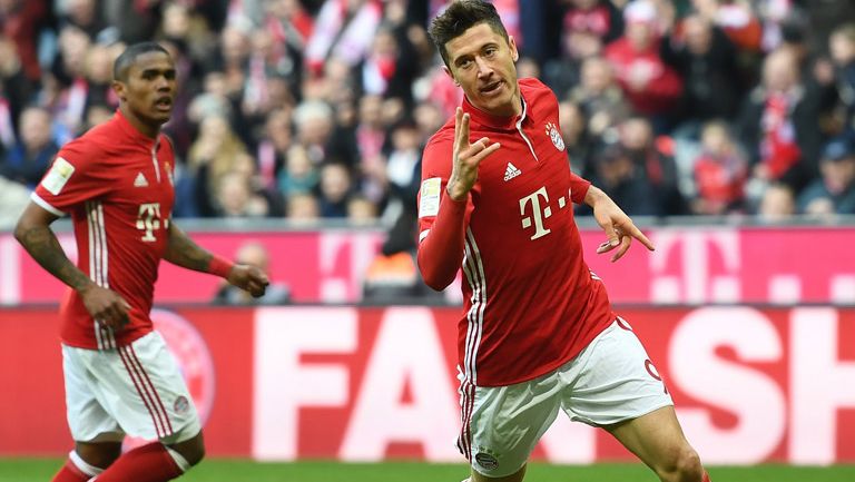 Lewandowski celebra unos de sus tantos frente al Hamburgo 