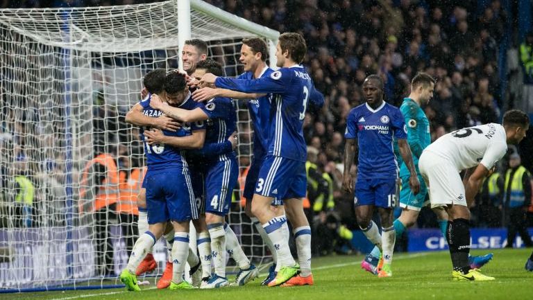 Diego Costa celebra junto a sus compañeros el gol que le marcó al Swansea