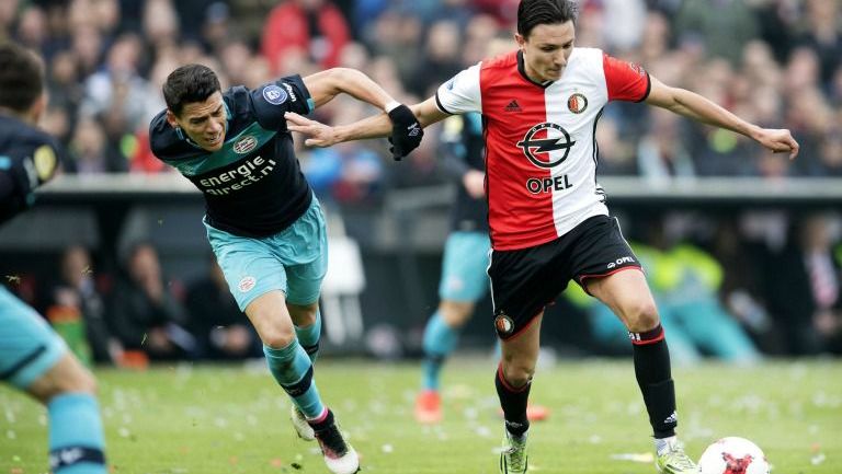 Héctor Moreno intenta detener a Steven Berghuis en el juego Feyenoord vs PSV