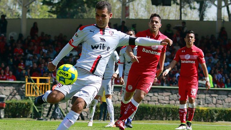 Rafael Márquez despeja en juego contra Toluca 