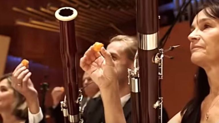 Músicos de la orquesta de Dinamarca comen chile habanero