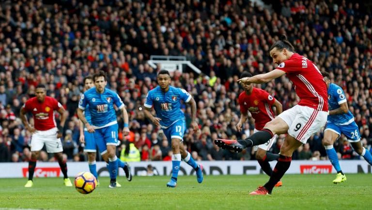 Zlatan dispara desde el manchón penal en juego contra  Bournemouth 