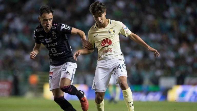 Diego Lainez disputa un balón en el partido frente a León