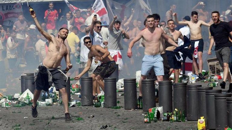 Hooligans lanzan objetos durante un enfrentamiento en la Euro 2016