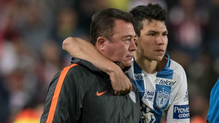 Hirving Lozano es ayudado a salir del campo de juego