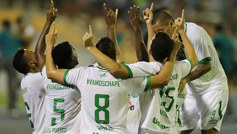 Jugadores del Chapecoense apuntan al cielo tras marcar en Libertadores