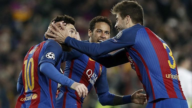 Jugadores del Barcelona festejan uno de sus goles contra PSG