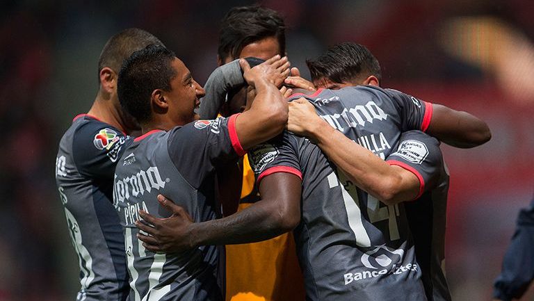 Los futbolistas del Morelia celebran tras anotar al Toluca