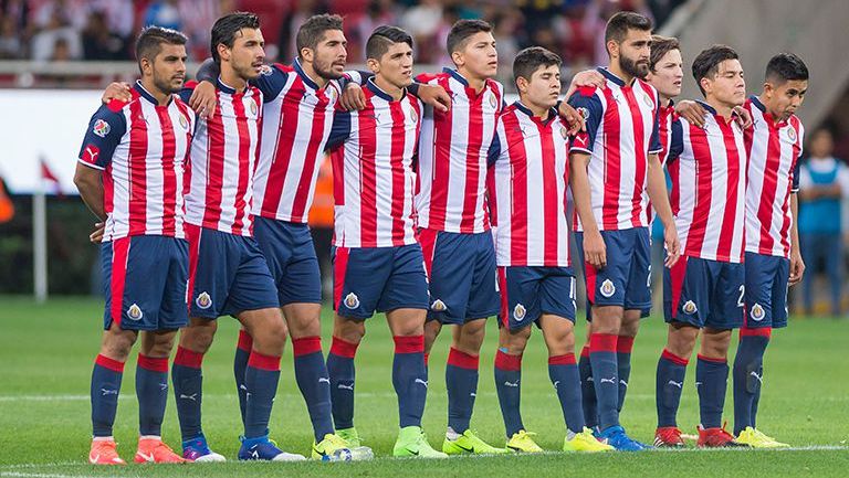 Jugadores de Chivas muestran unión durante penaltis contra Correcaminos