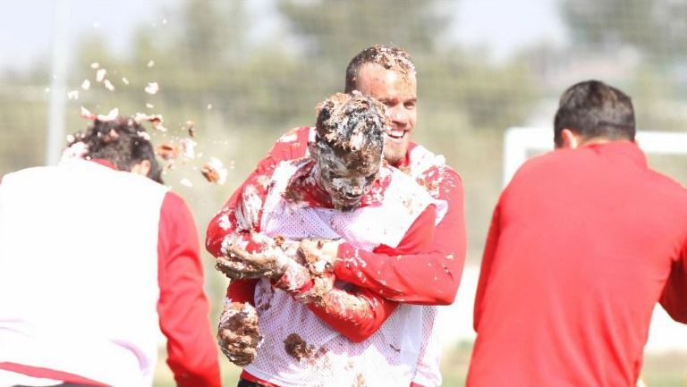 Samuel Eto’o lleno de pastel tras la celebración de su cumpleaños
