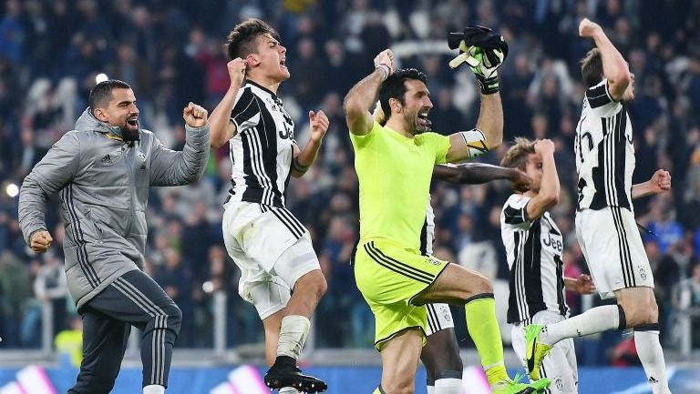 Jugadores de la Juventus celebran su victoria de 2-1 sobre el Milan