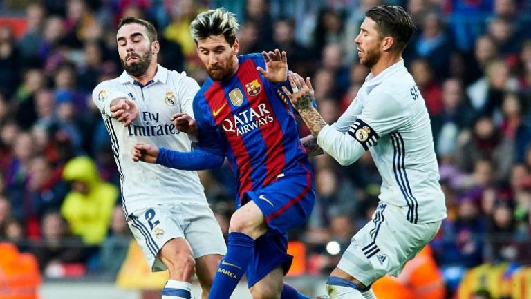 Messi pelea un balón frente a Sergio Ramos