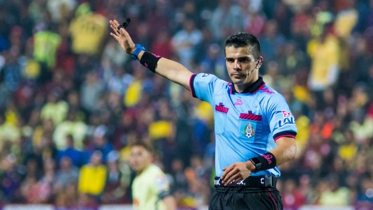 El silbante Fernando Hernández durante el cotejo de Copa entre Tijuana y América