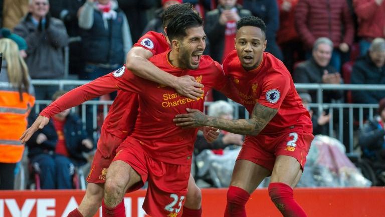 Emre Can festeja con Lallana y Clyne su gol contra el Burnley