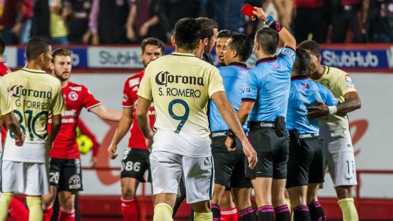 Fernando Hernández expulsa a Pablo Aguilar en Copa MX