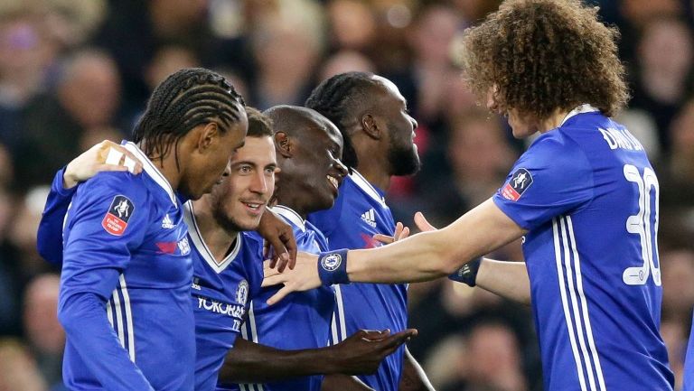 Los jugadores del Chelsea celebran junto a Kante