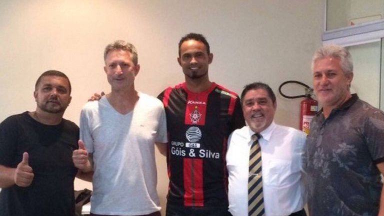 Bruno Fernandes posa con la nueva playera de su club
