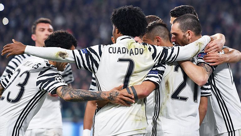 Jugadores de la Juventus festejan el gol de la victoria contra el Porto