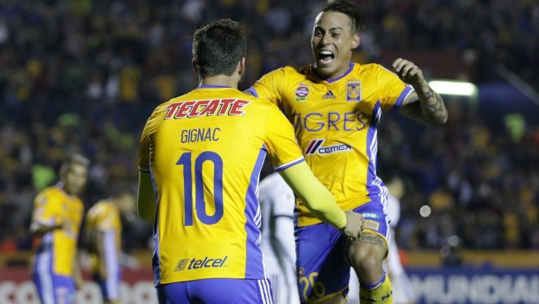 Vargas celebra un gol de Tigres con Gignac