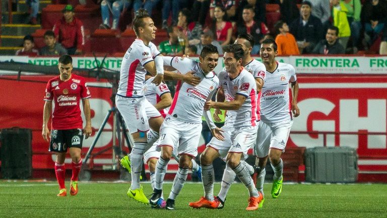 Futbolistas de Monarcas festejan en la 'frontera'