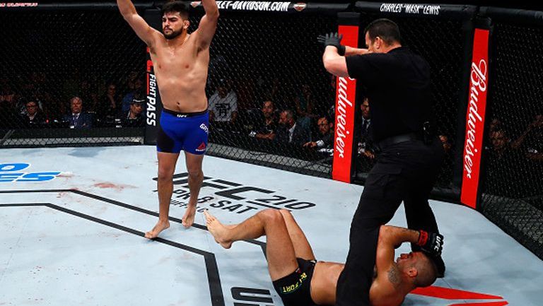 Kelvin Gastelum celebra tras noquear a Belfot en UFC Fortaleza