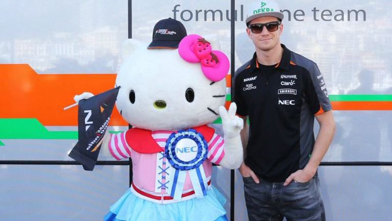 Nico Hulkenberg posa junto a la botarga de Hello Kitty