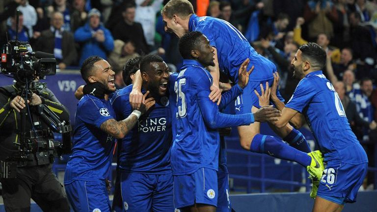 Jugadores del Leicester celebran el primer gol contra Sevilla