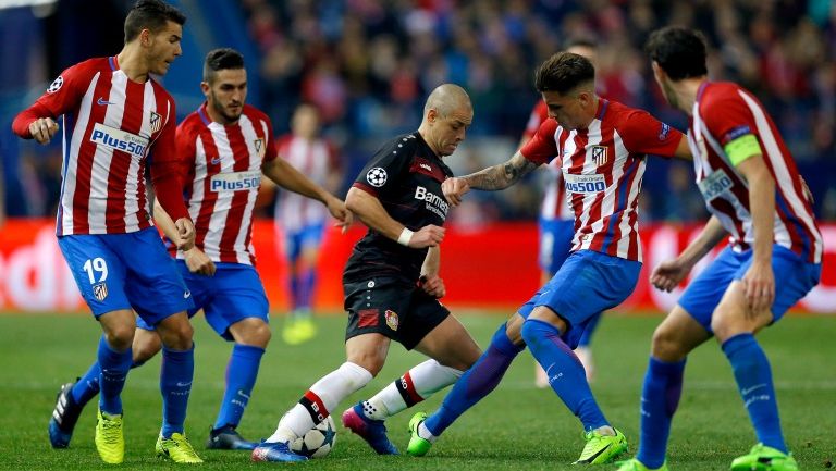 Chicharito es rodeado por jugadores del Atlético de Madrid