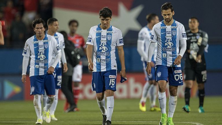 Jugadores del Pachuca cabizbajos tras caer contra Dallas