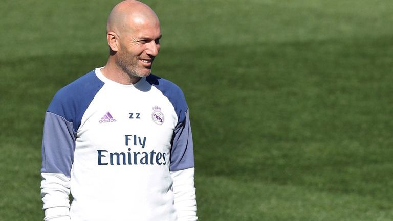 Zinedine Zidane sonríe en un entrenamiento del Real Madrid