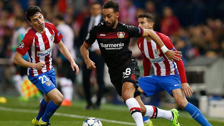 Bellarabi conduce el balón durante el juego de Champions frente al Atlético