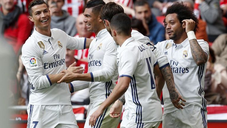Jugadores del Real Madrid celebran el gol de Casemiro