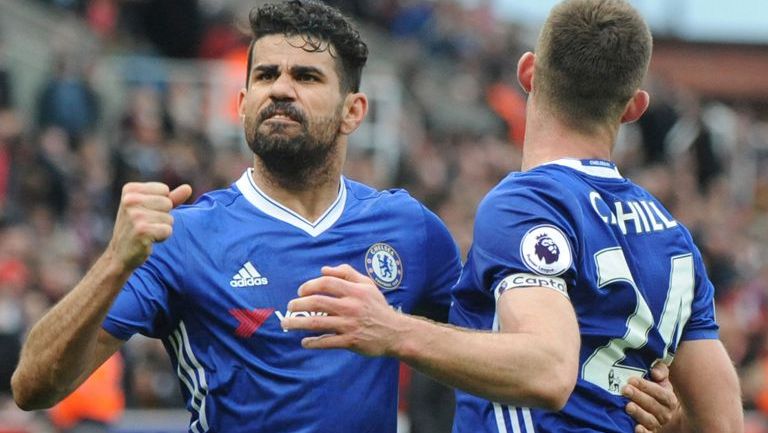 Diego Costa celebra con Gary Cahill el gol de la victoria