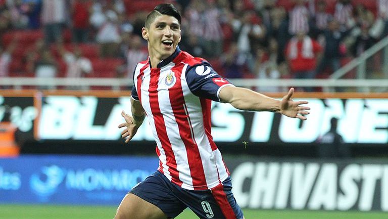 Alan Pulido celebra su gol contra Veracruz en la J11