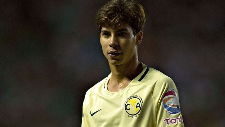 Diego Lainez en un partido con el América