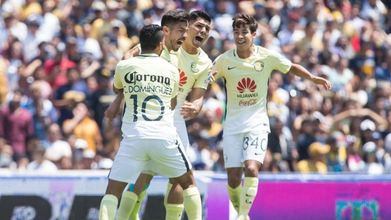 Oribe Peralta festeja con sus compañeros su gol contra Pumas