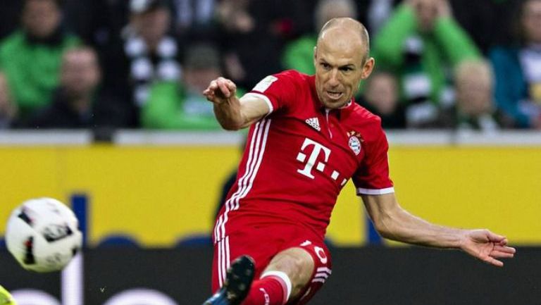 Arjen Robben golpea el balón en el juego entre Mönchengladbach y Bayern