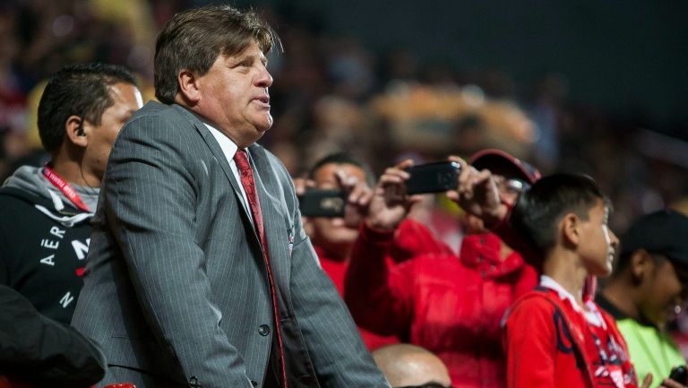 Miguel Herrera en la tribuna observando los últimos minutos del juego entre Tijuana y Santos