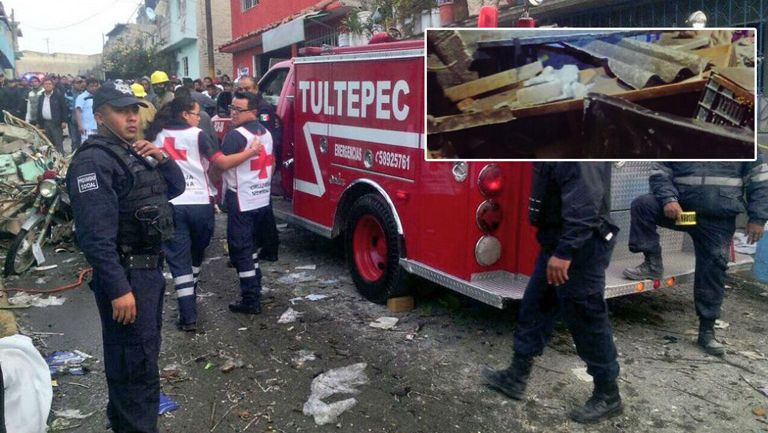 Bomberos de Tultepec asisten a la explosión para sofocar el fuego