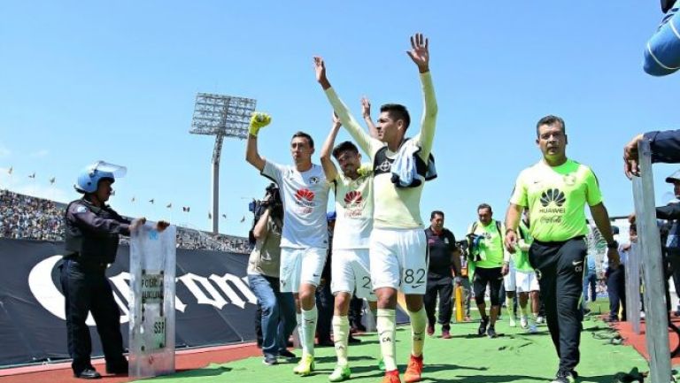 Los jugadores de América salen del campo de CU tras vencer a Pumas