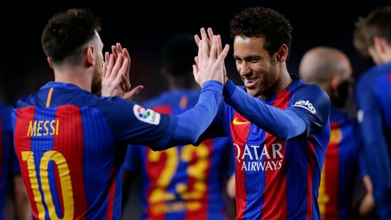 Neymar y Messi festejan un gol del Barcleona 