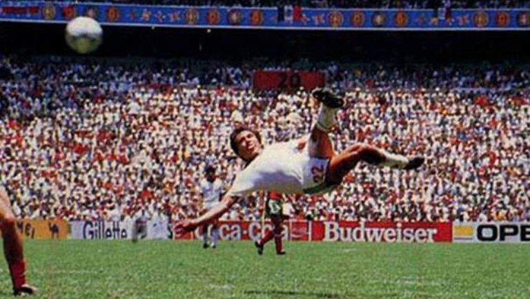 Negrete marca su golazo en la Copa del Mundo de 1986