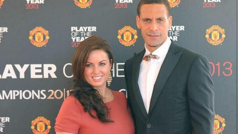 Ferdinand y su esposa, en una gala del Man United en 2013