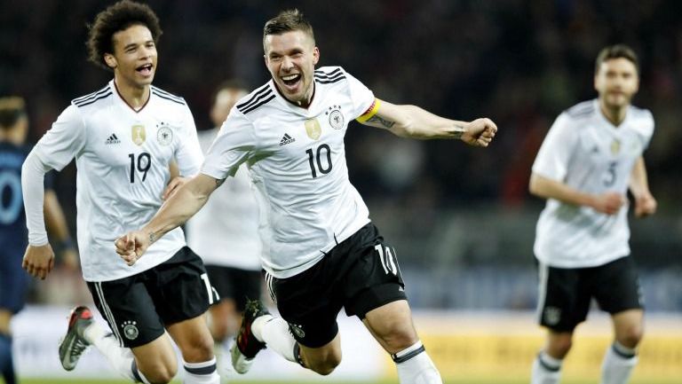 Lukas Podolski celebra su gol contra Inglaterra 