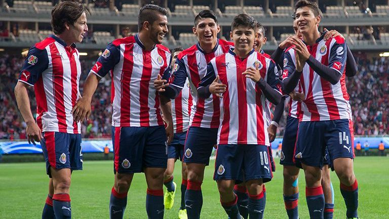 Jugadores de Chivas felicitan a Chofis por golazo contra Juárez