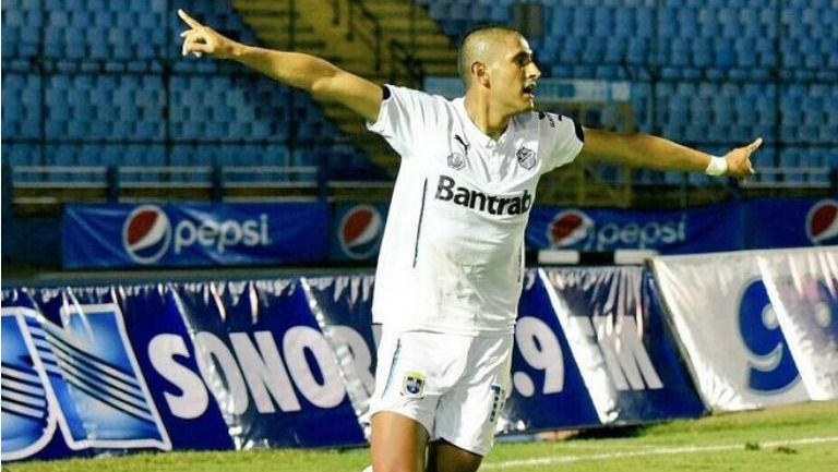 Izazola celebra un gol con el Comunicaciones